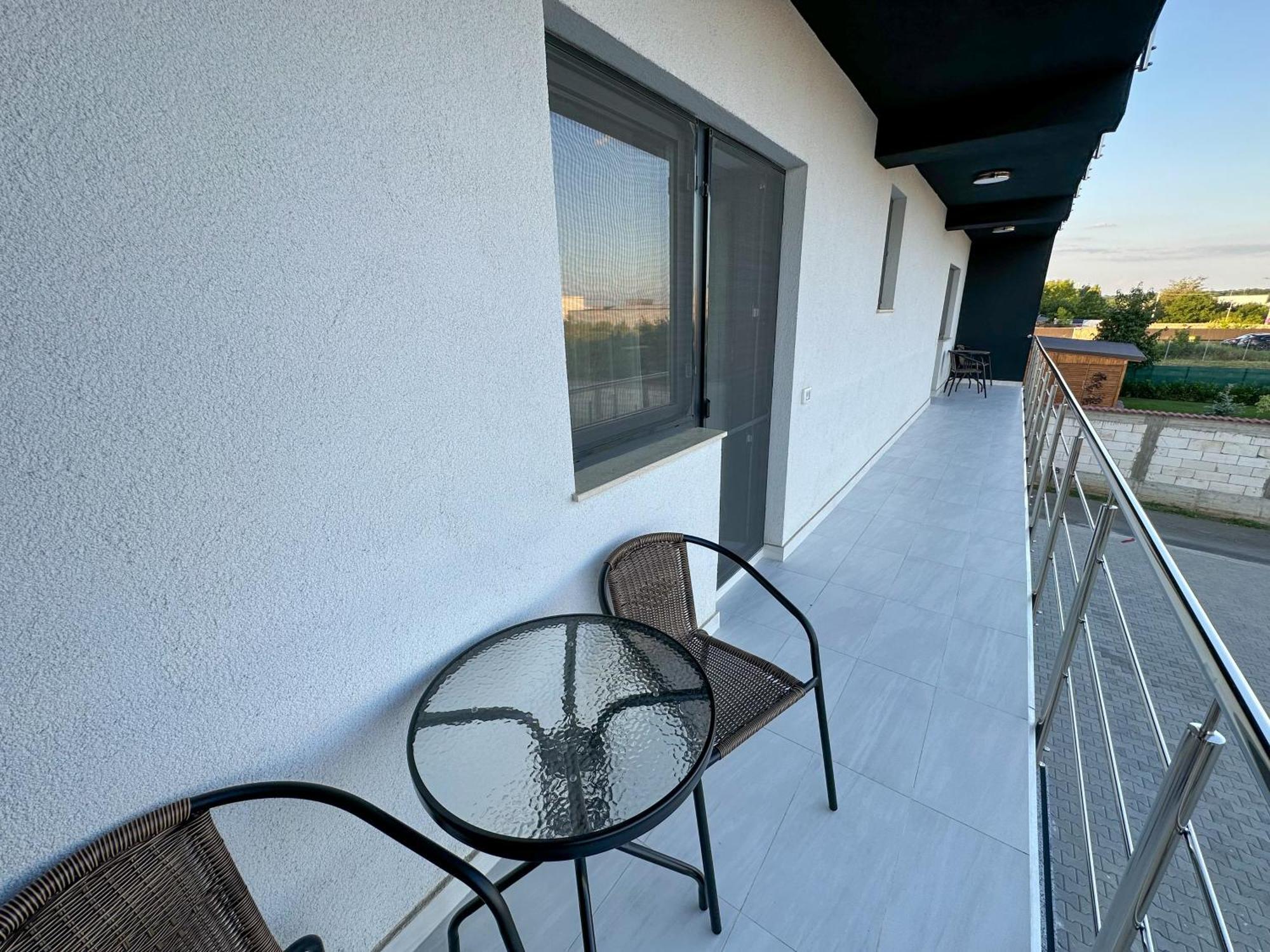 Zim Family Airport Apartment Otopeni Ngoại thất bức ảnh