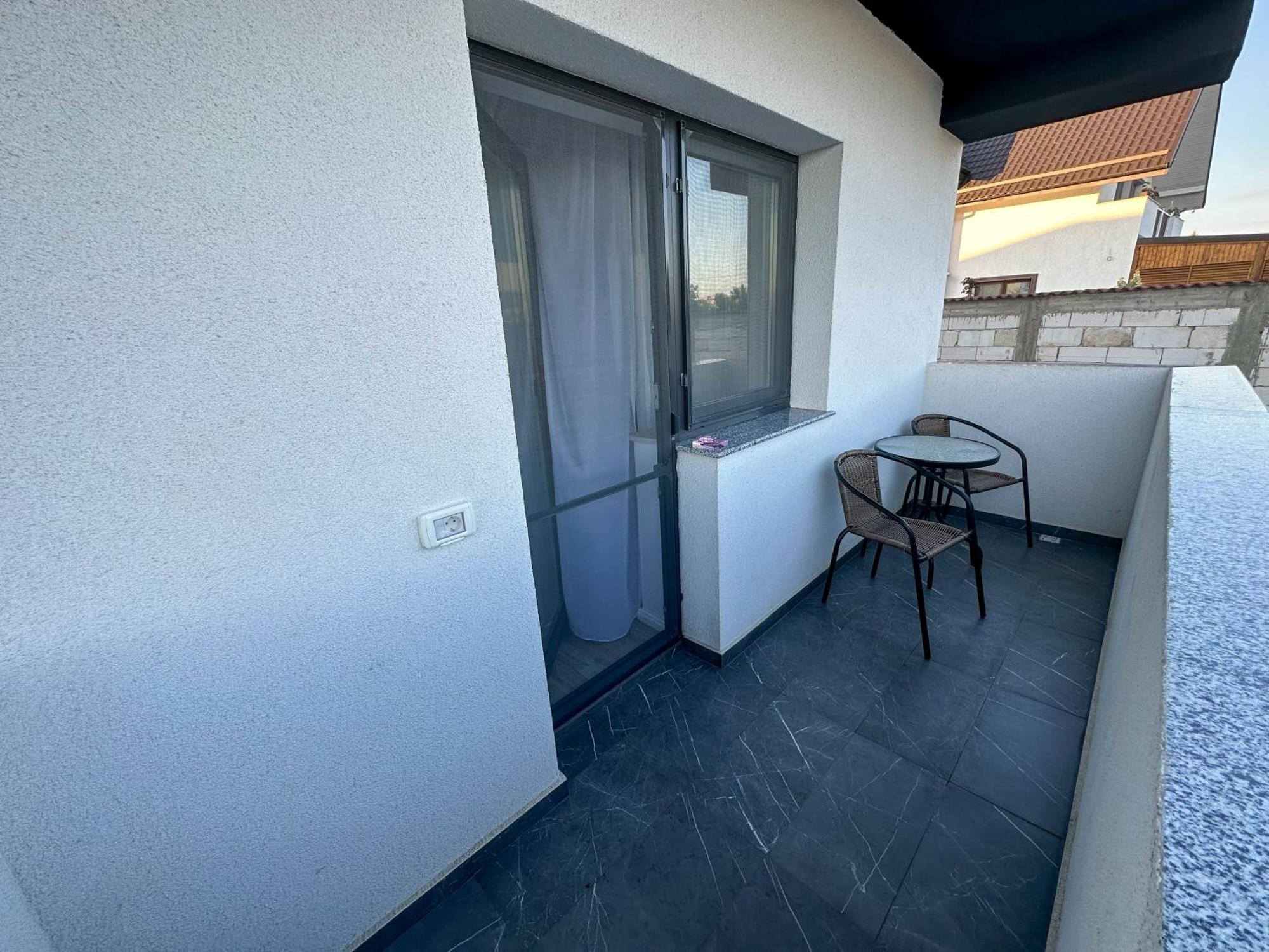 Zim Family Airport Apartment Otopeni Ngoại thất bức ảnh